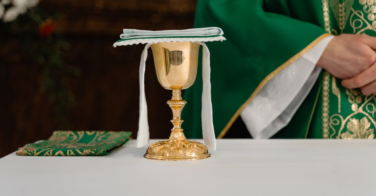 De ce mergem la biserică duminica — sensul Sfintei Liturghii